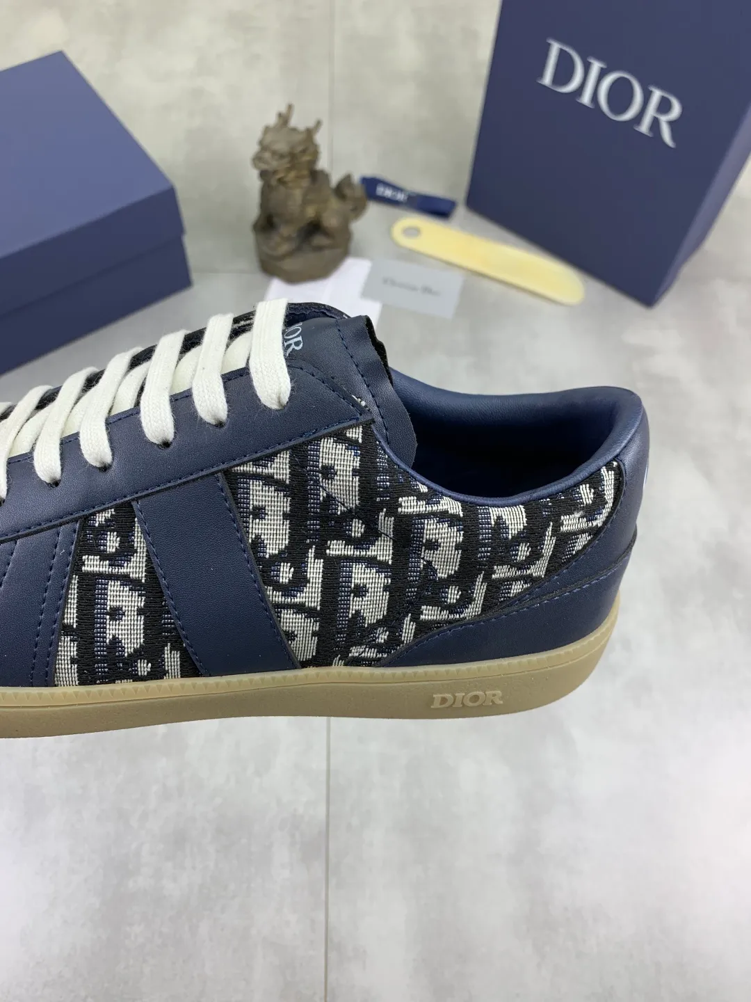 Men's shoes 💰P360 New Dior B01 moral training shoes, white first-layer cowhide, original molded outsole. New to the fall collection, this sneaker marks the return of a Dior classic, reinterpreted in a stylish and elegant silhouette. Crafted from white smooth first-grain cowhide with a tonal silk sheepskin lining, it features the Dior logo on the tongue and inner sides, and a CD icon on the heel. Paired with Tpu anti-slip soles of the same color, it can be matched with various styles to create a sophisticated look.  Code number: 38-44